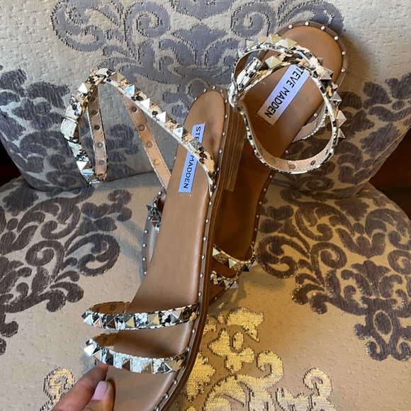 SOLD🆕SteveMadden Odele stud sandal Sz 8.5 - Picture 3 of 6